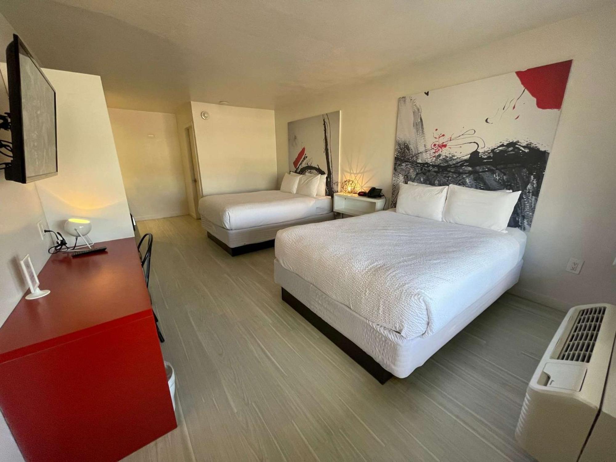 Newly In Cozy With Super Location To The Parks *