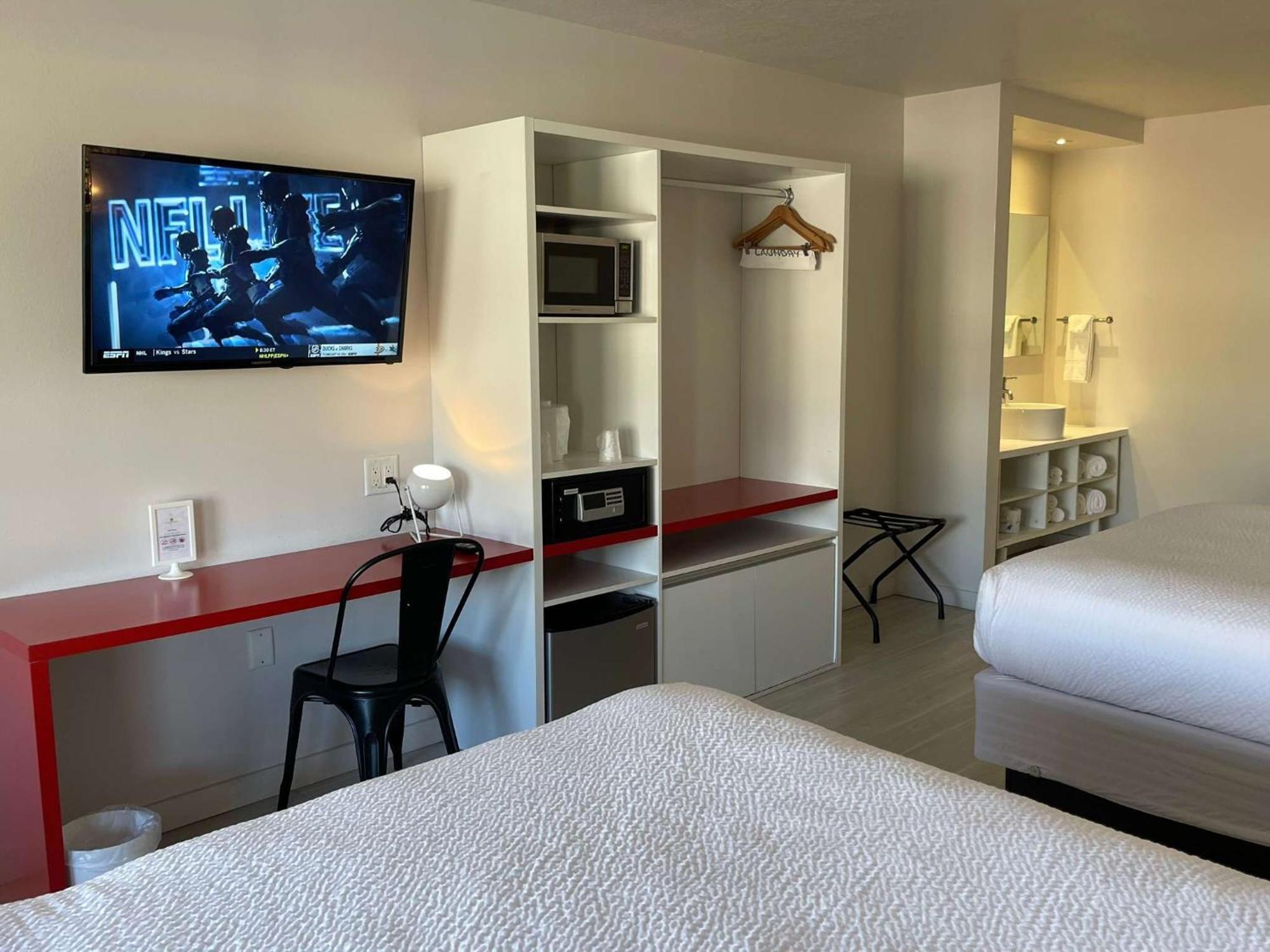 Newly In Cozy With Super Location To The Parks